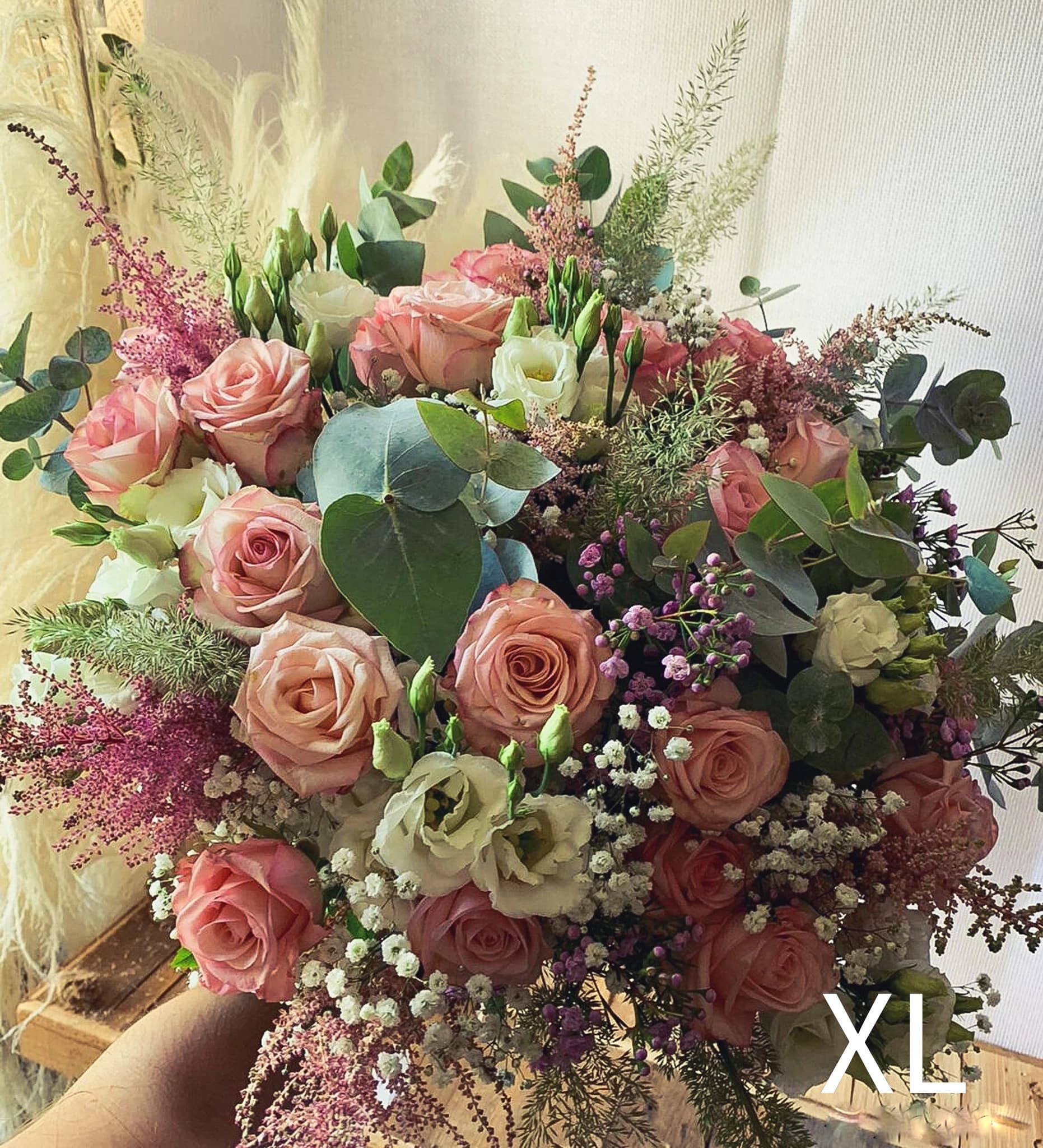 Bouquet champêtre avec roses et fleurs de saison